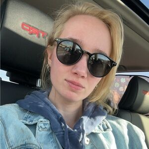 Meet your Posher, Sapphira